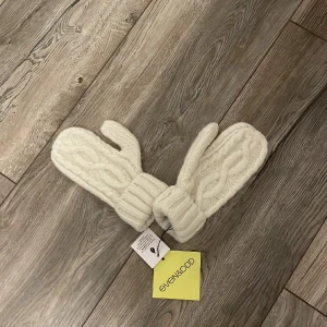 Vantar  - Jag har aldrig andvänt dom så dom är som nya, men dom va lite för stora på mig (ord pris 164)