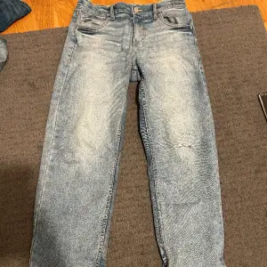 Levis jeans med passform: loose taper. Fint skick, passar den som är runt 175.