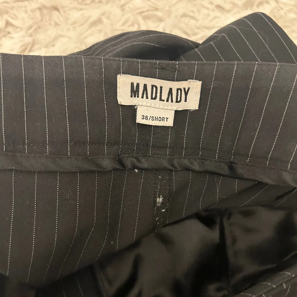 Svarta kostymbyxor med vita ränder från Maglaby i bra skick. Säljer dom för att jag har tröttnat lite på dom och dom är lite för stora tyvärr😊. Jeans & Byxor.