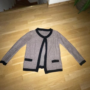 Stickad kofta - Stickad beigebrun/svart kofta köpt från sellpy men kommer inte till användning. Använd gärna köp nu knappen