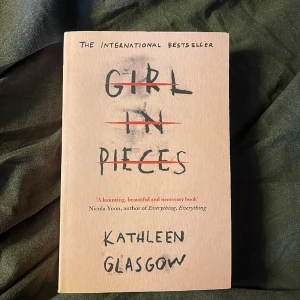 💔girl in pieces 💔📖 - En engelsk bok som är sorglig, ganska svåra ords val i boken så i bland är det svårt att förstå vad dem menar 💗📖