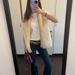 Pälsväst - Skitcool! Både stickad och med päls. Står XL på lappen men jag skulle säga att det är en M.