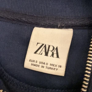 Zara half zip - Hej säljer min half zip för att den är för stor och kommer inte till användning annars riktigt trändig och snygg Nypris 379 mitt pris skick 9/10 köpt i höstas och inte använd så mycket 