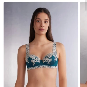 Intimissimi bh och trosor   - Säljer ett sett från Intimissimi . Storlek  bh: 80D Storlek Trosor: S . De är helt nya och lapparna är kvar!