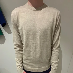 Selected Homme tröja  - Säljer denna snygga stickade tröja som är beige och är i mycket bra skick.