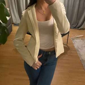 Kavajjacka - Säljer min beige kavajjacka, suuuuper fin 😍 Nyskick