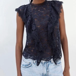 Zara topp - Topp från zara, endast använd fåtal gånger, storlek M, bilden är från hemsidan så skriv om du vill ha fler bilder!💕