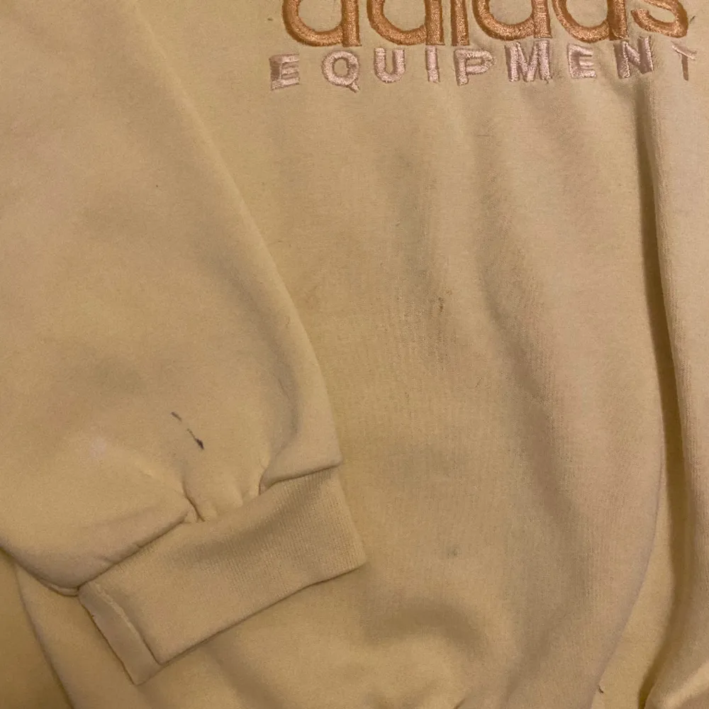 Vintage Crewneck från Adidas!  Skicket är bra minus små fläckar på framsidan och ens ärmslutet (se bild 2) . Hoodies.