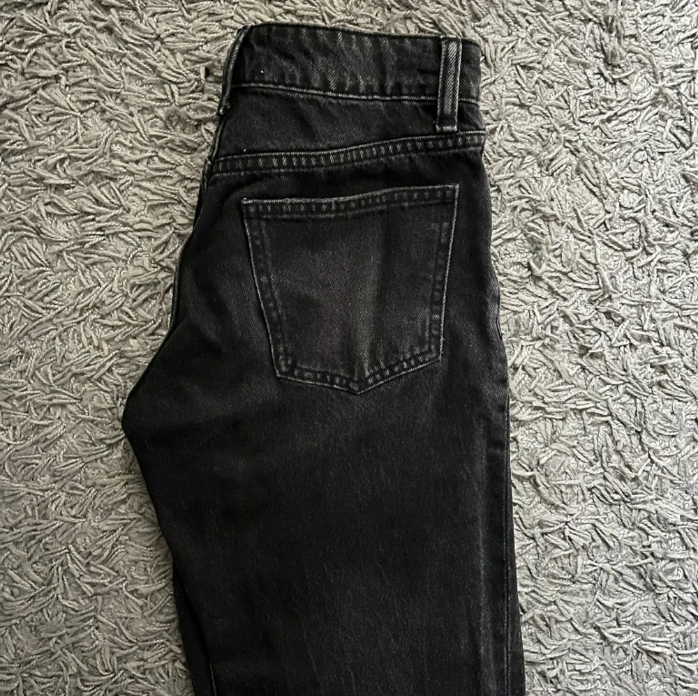 Svartgrå raka low waist jeans från Zara i storlek 32.  Säljer för 200 kr, kan hämtas i Kalmar eller skickas mot fraktkostnad.. Jeans & Byxor.