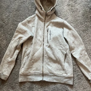 Sail racing zip hoodie - Säljer min sail racing tröja då den är för liten och den bara tar upp plats. Storlek S och finns i Göteborg. Om priset inte passar ge bud!