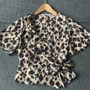 Omlottblus - Blus med blommönster, knytes omlott 