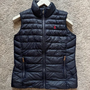 Ralp Lauren Väst - Säljer västen nu som inte kom till användning då den är lite liten. Den är i XL barn så sitter som en small och passar ca 172-178 cm långa. Den har en liten skråma på baksidan man knappt ser annars är den fin. Finns i Göteborgsområdet. 