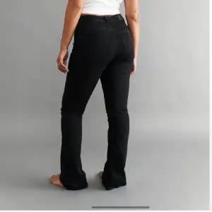 Säljer, ginatricot-full length flare  jeans. I fint skick!  Säljer dem på grund av fel storlek. 
