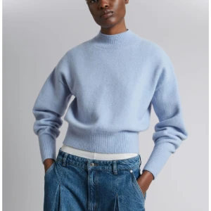 Stickad ljusblå tröja & other stories - Stickad tröja från stories. Jättefint skick utan noppror. Färgen är mest lik bilderna från hemsidan, alltså mer blå än min bild. Kom gärna med prisförslag 