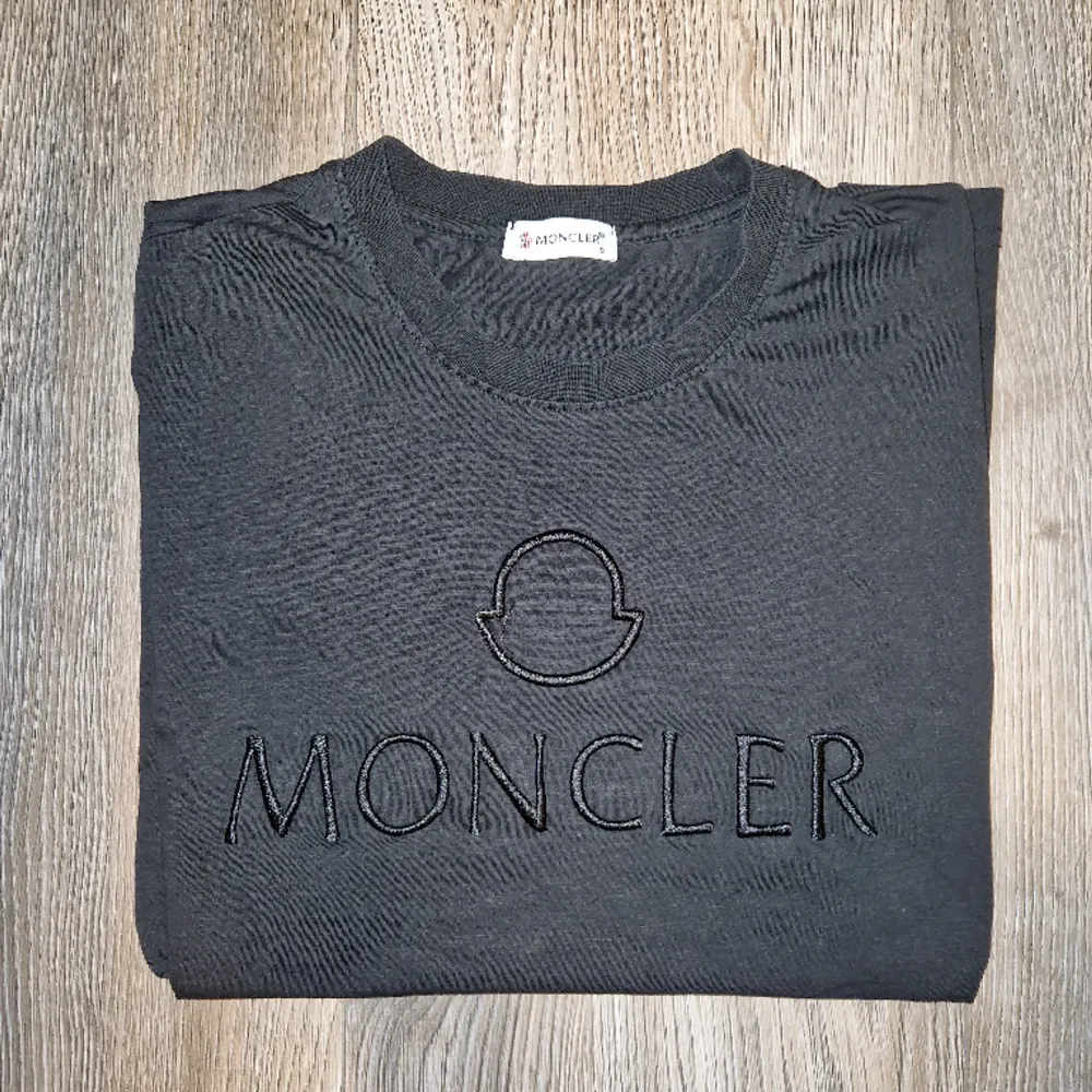 En moncler t-shirt som knappt är använd, den är i 10/10 skick. Pris kan diskuteras, QR kod finns.. T-shirts.