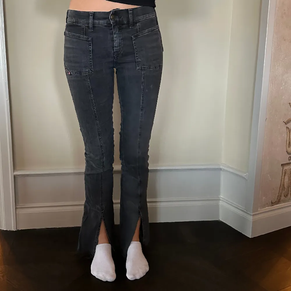 Svart/gråa jeans med slits. Storlek 26. Jag är 170cm för referens. . Jeans & Byxor.