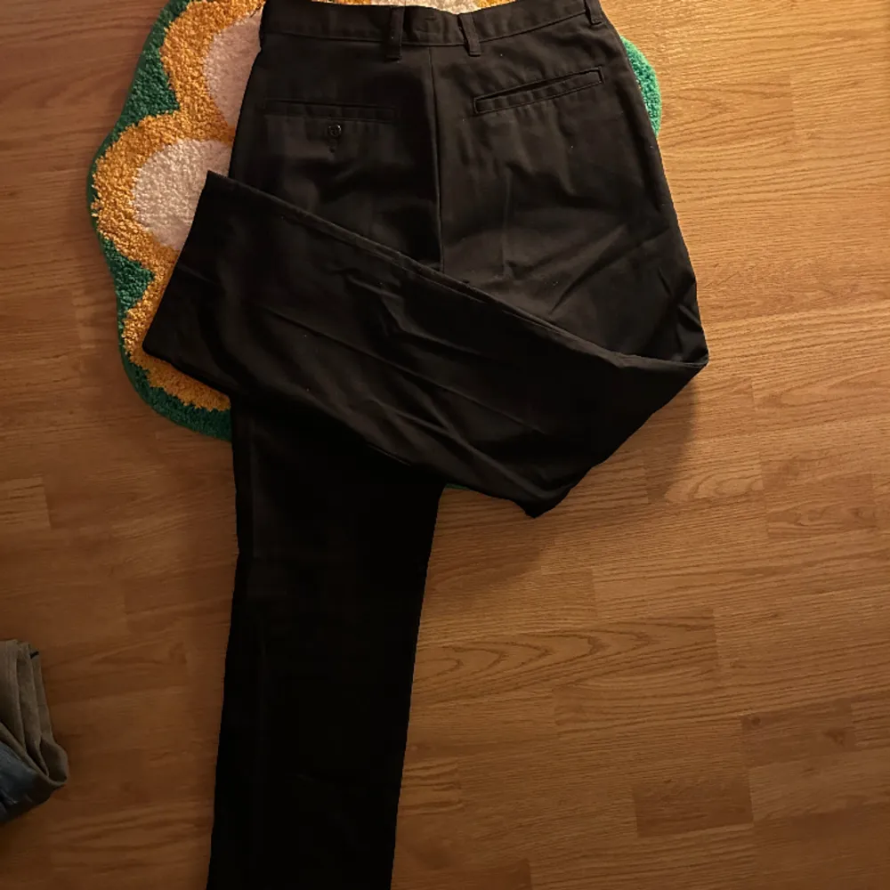 Snygga svarta dickies chinos. Sitter som 29 w i midjan. Sitter straight. Jeans & Byxor.