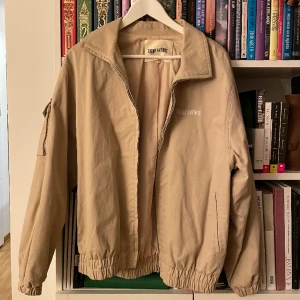 Djerf Avenue cotton on the go jacket - Finaste och skönaste slutsålda jackan från Djerf Avenue i storlek S. Nypris 2000kr. Har en liiiten fläck på insidan av ärmen som ej syns vid användning. Knappt använd❤️