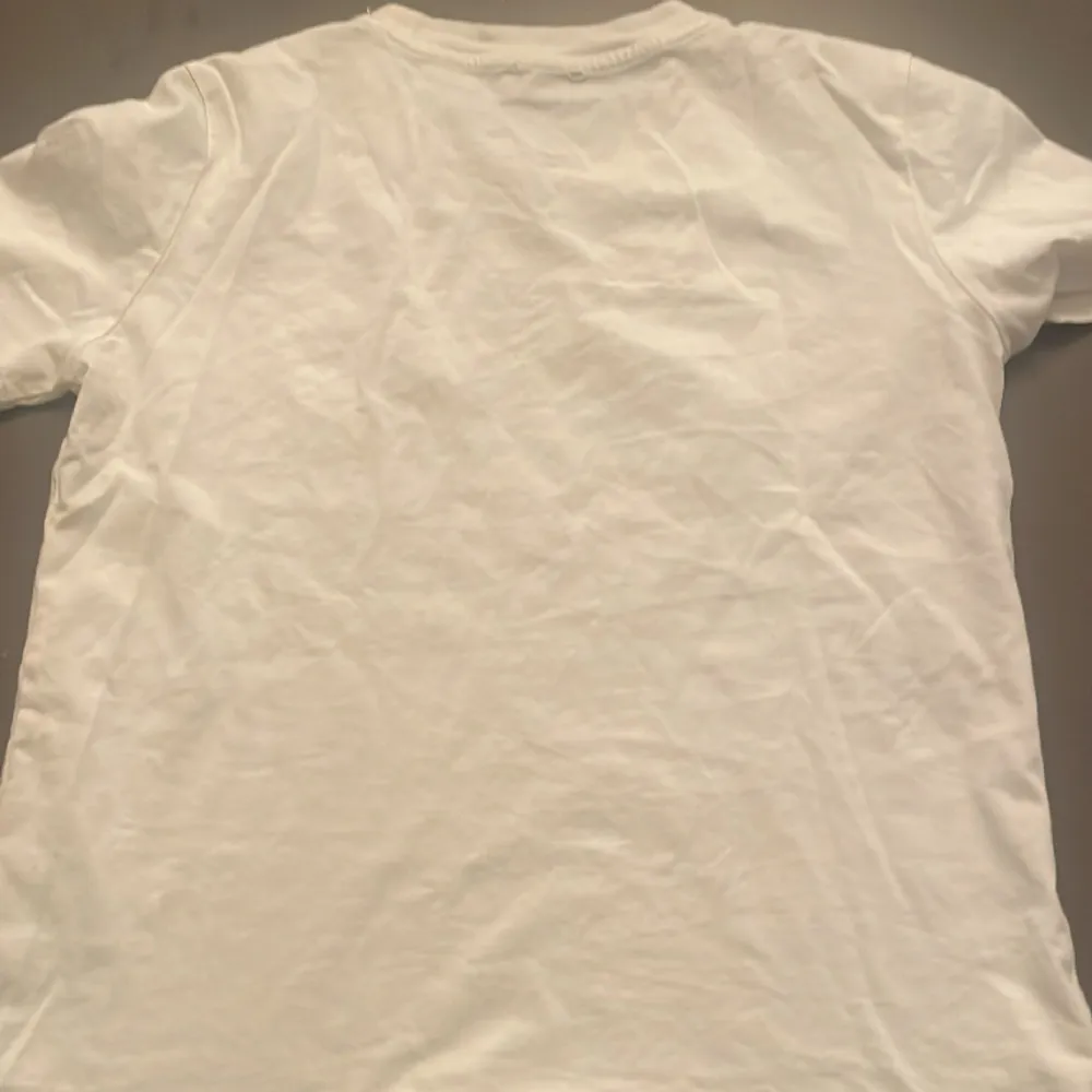 En vit kenzo t-shirt med en fin framsida och är i bra skick. T-shirts.