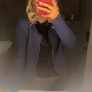 Kofta/Jacka - En mörkblå kofta/tunnare jacka i fint skick💕