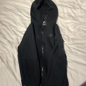 Nike tech fleece - En Nike tech fleece i m passar s den är i bra skicka 9/10 pris kan diskuteras köpt för 1200kr