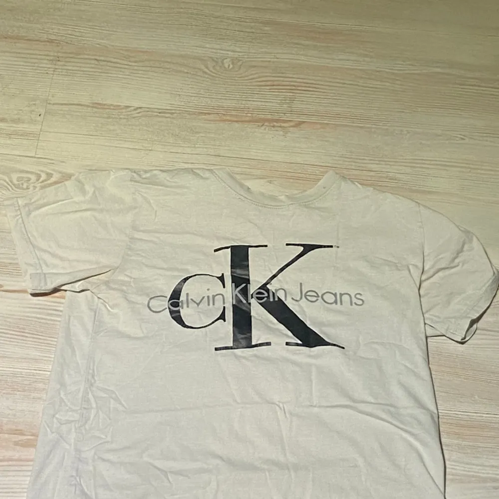 Skön calvin klien tröja som blev för liten för mig. Inga fläckar och hål.. T-shirts.