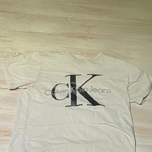 Calvin klien t shirt - Skön calvin klien tröja som blev för liten för mig. Inga fläckar och hål.