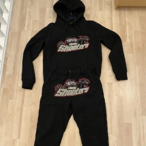 Shooters set Trapstar - Använd under en viss period men fortfarande bra skick, men snöret till byxorna finns tyvärr inte kvar 