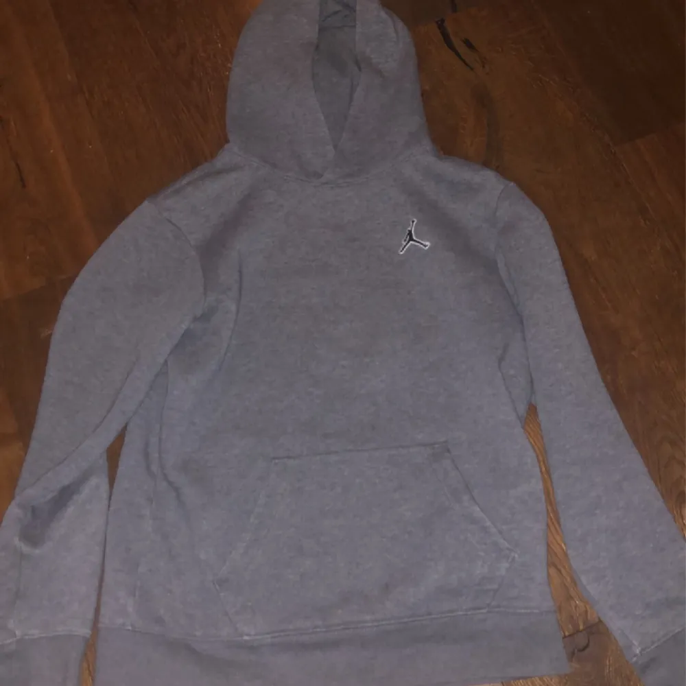 Jordan hoodie till salu! Cond: 8,5/10. Väldigt bekväm och bra kvalitet. . Hoodies.