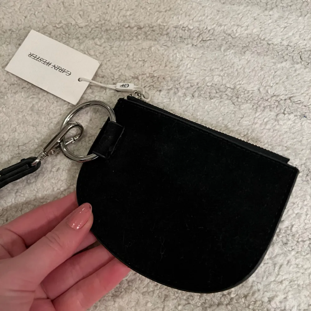 Plånbok/miniväska från Carin Wester. Aldrig använd. Kan skickas mot fraktkostnad ☺️. Accessoarer.