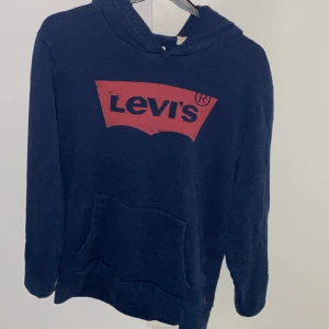 Levis tröja - Knappt använd ny pris 799kr mitt pris 199kr. Storlek S