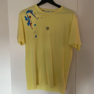 Stone island t-shirt - Stone island t-shirt med färg stänk på Mycket bra skick Pris kan diskuteras