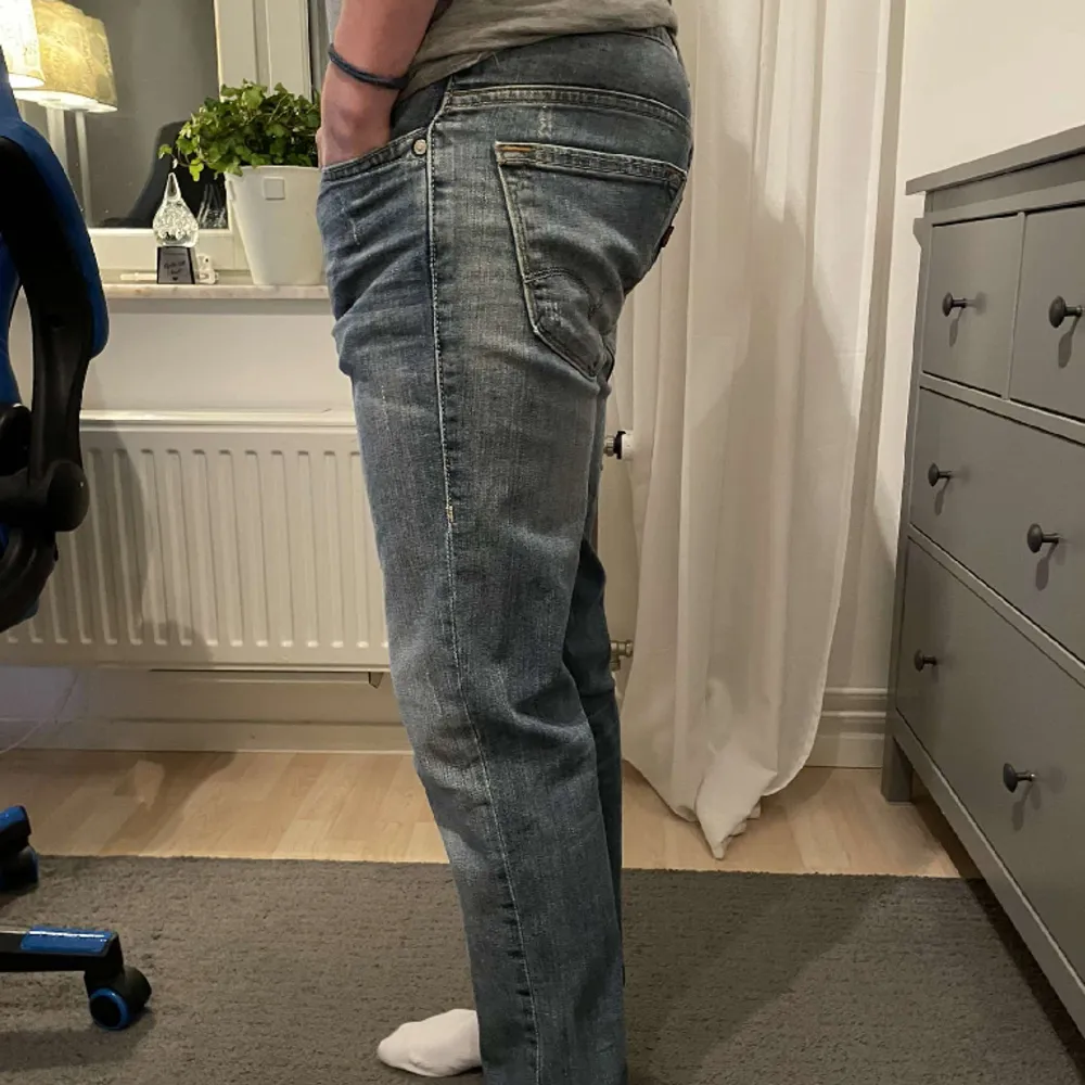 Hej! Säljer ett par feta Levis Jeans för ett jättebra pris! Inget OG tillkommer! Det är bara o höra av sig om man har frågor eller funderingar! Storlek 29/32.🍀. Jeans & Byxor.