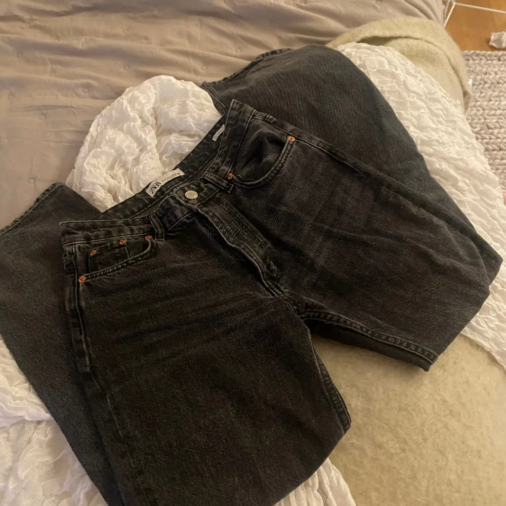 Straight svarta jeans som ej passar längre. Kan tänka mig diskutera pris.. Jeans & Byxor.