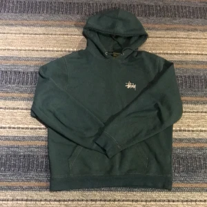 Stüssy hoodie - Riktigt skön stussy hoodie perfekt till sommaren, storlek M. Skicka vid minsta tanke!