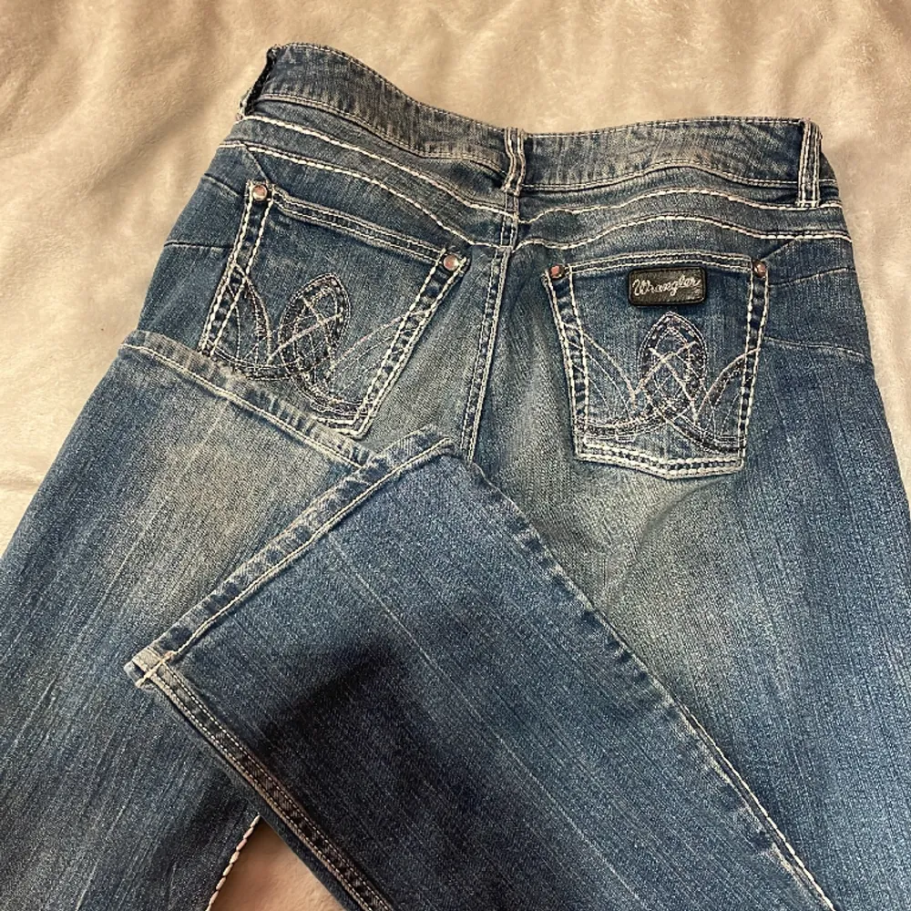 Säljer ett par wrangler jeans i jätte fint skick! Väldigt fina ..dom e bootcut och lågmidjade med fina detaljer 🙌🏻. Jeans & Byxor.