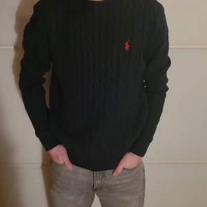 Stickad raulph lauren tröja  - Säljer min BLÅA stickad ralph lauren tröja, knappt annvänd. Hör av er om det är nåt ni funderar på😇 kan diskutera pris vid snabb afär, byten kan funka också 