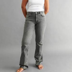 Grå mid waist jeans från Gina! Modellen heter ”full lenght flare jeans”.  ❗️paketpris vid fler köp av mig❗️