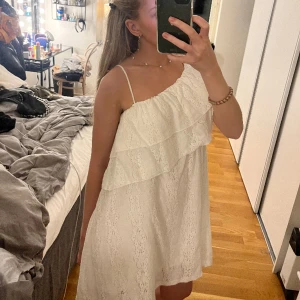 Vit klänning  - Jättefin vit klänning!!😍😍😍