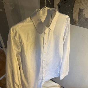 Helmut Lang vit bomullsskjorta  - Helmut Lang skjorta med gult tryck på ryggen! Passar bra i kostym men även som den är själv! Använd men inga fläckar  Nypris ca 3000