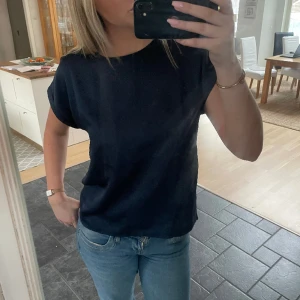 T-shirt från Vila - Så snygg t-shirt från Vila! Knappt använd så fint skick. Materialet på framsidan är silkes-liknande (inte säker på vad det är). Storlek L men skulle säga att den passar M också💕