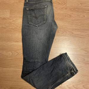 Slitna Levis jeans med skön tvätt   Pris: 499 Bra skick 