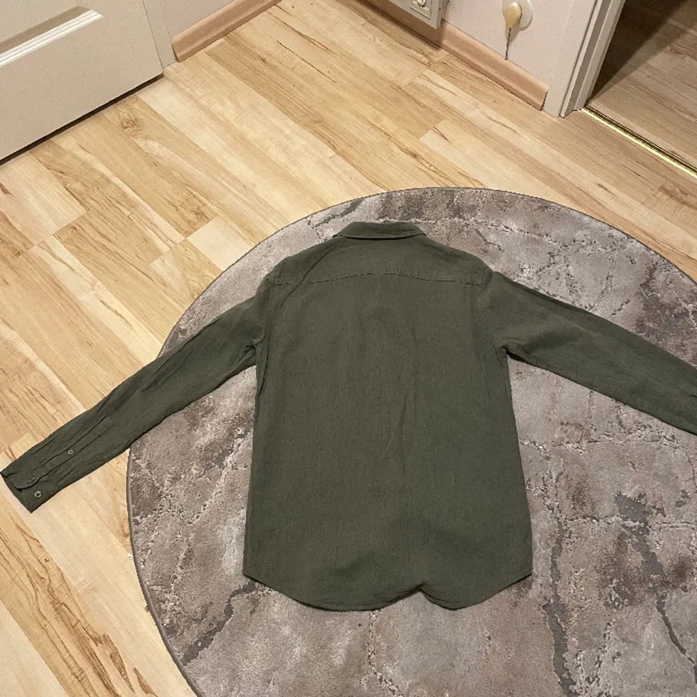 Overshirt i olivgrön storlek S, skick 9/10. Skjortor.