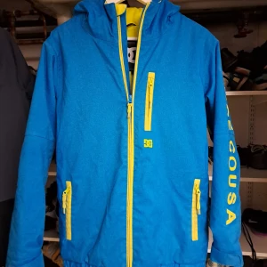 DCshoes skidjacka - Säljer min gamla skidjacka från DCshoes i storlek M. Några små  ytliga skador vid ärmkanten 