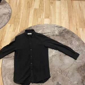 Overshirt i linne - Säljer denna overshirt som är i storlek S Skick 8,5/10 på bild kanske den ser lite svart ut men den är väldigt mörkblå i verkligheten:)