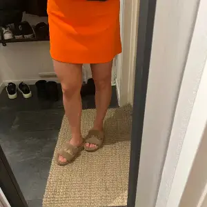 Superfin orange kjol från zara! Superkvalitet då den endast är använd 1 gång. 