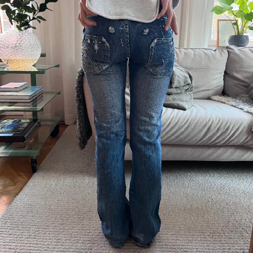 (Lånad bild) Jättefina unika jeans jag köpte som tyvärr inte passar. 💕Några paljetter har ramlat av men det är inget man tänker på❤️ Pris kan diskuteras. Jeans & Byxor.