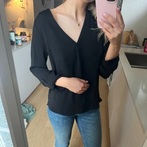 Svart blus - Fin blus från vero Moda  Storlek xs  150kr