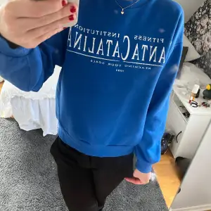 Säljer denna blåa sweatshirt från Gina då den tyvärr inte kommer till användning längre🥰