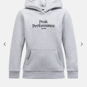Peak performance hoodie - Säljer pga att den är för liten och kommer inte till användning💞  den är i bra skick men använd